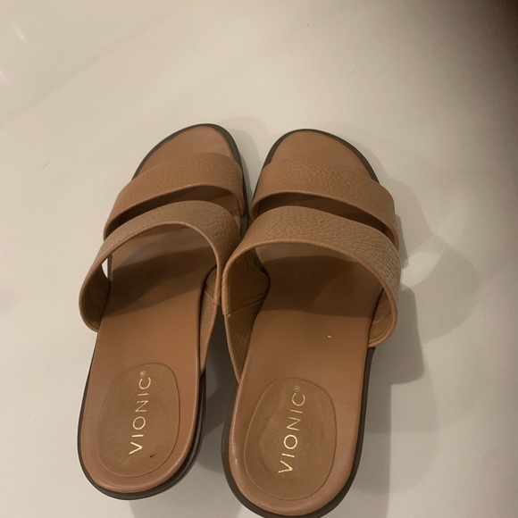 Vionic. Sandal shoe kitten heel size 6.5 - Picture 3 of 5